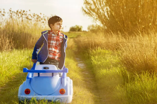 Child Countryside Explores World His Toy Car Concept Freedom Discovery — Stock Photo, Image