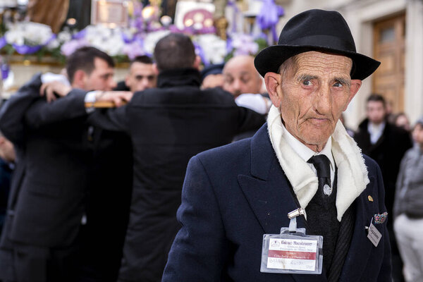 Трапани, Сицилия, Италия - 26 марта 2016 - Страстная пятница. В течение святой недели проходит процессия, где тяжелые скульптурные группы переносятся на плечо до рассвета
