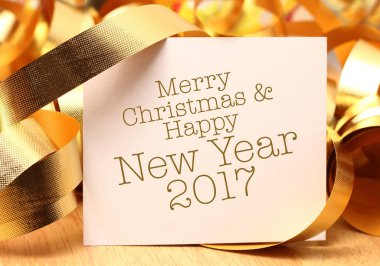 Neşeli Noel ve mutlu yeni yıl tebrik Altın süslemeleri ile