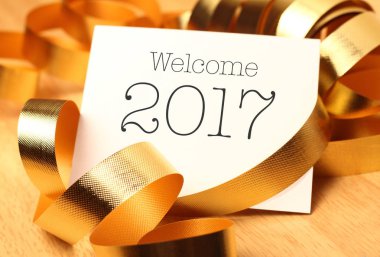 Altın süslemeleri ile yılbaşı selamlar. 