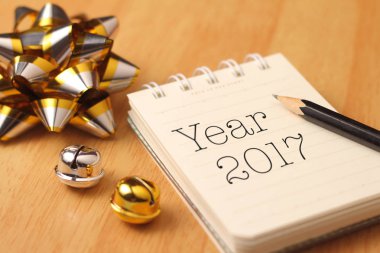 Altın süslemeleri ile yılbaşı selamlar.