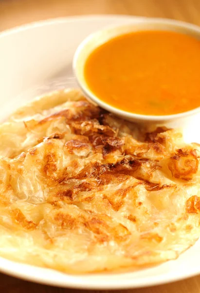 Roti canai adalah hidangan Malaysia yang populer . — Stok Foto
