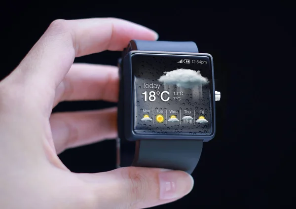 Умные часы с иконкой погоды в руке . — стоковое фото