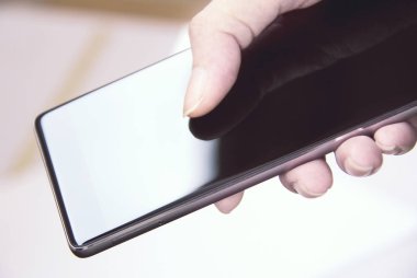 Boş ekran ile hareket eden smartphone tutan el