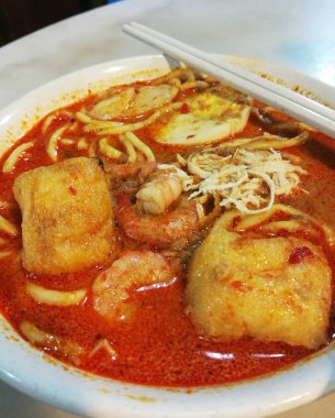 Kabın içinde lezzetli bir laksa