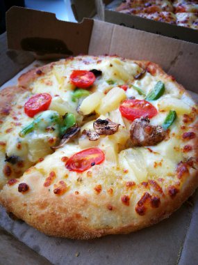 Kutusunda lezzetli pizza