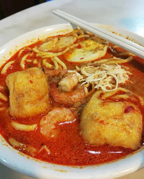 Kabın içinde lezzetli bir laksa