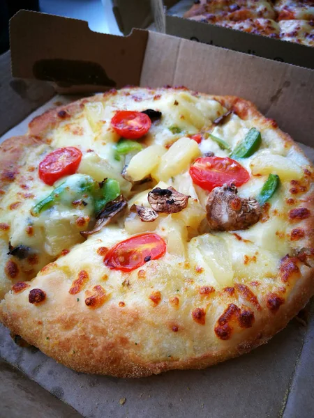 O pizza delicioasă în cutie — Fotografie, imagine de stoc