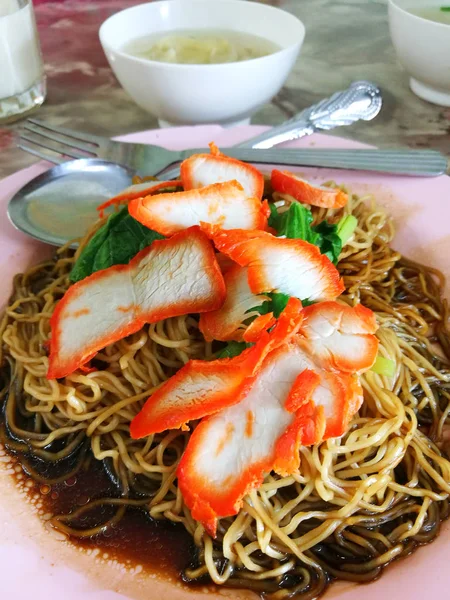 Wonton macarrão é um prato de macarrão cantonês — Fotografia de Stock