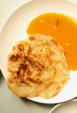 Roti canai popüler bir Malezya yemektir.