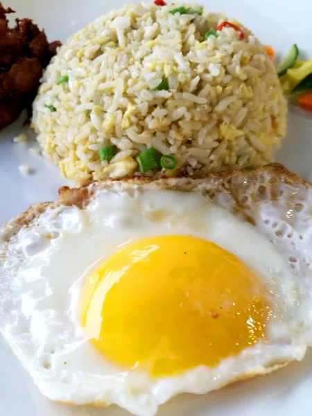 Nasi goreng lezat di piring — Stok Foto