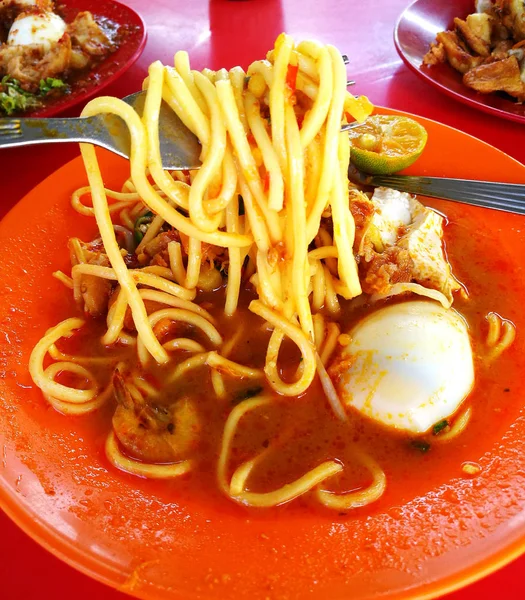 Mee rebus es un plato de fideos popular en Indonesia, Malasia y S —  Fotos de Stock