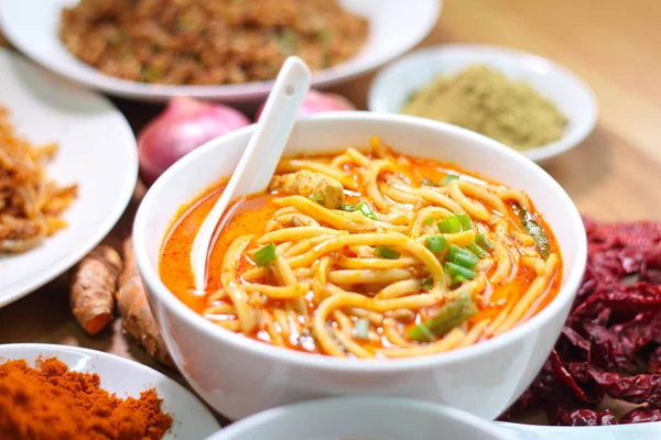 Fideos al curry picantes y calientes sobre la mesa —  Fotos de Stock