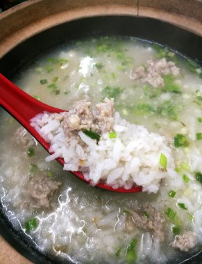 ev yapımı domuz topları ile domuz lapası. 