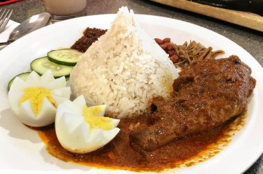 Nasi lemak Asya bir besindir.