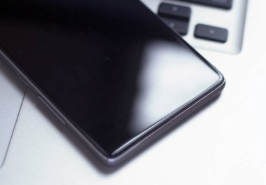 Bilgisayar ile hareket eden smartphone.