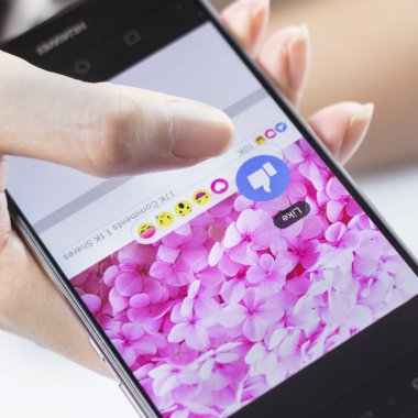 Facebook beş yeni reaksiyonlar düğmeleri rulo
