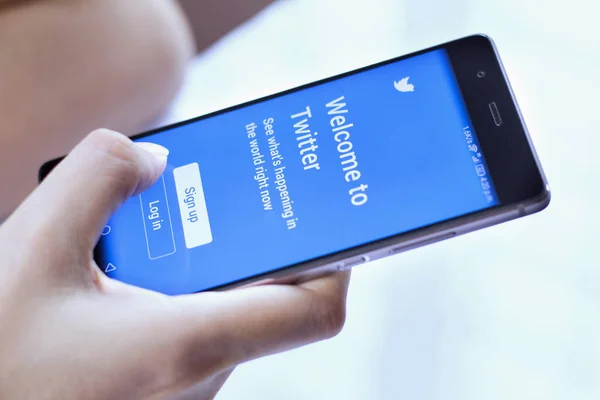 Twitter-Anmeldung auf dem Smartphone — Stockfoto