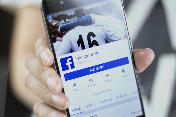 Facebook page on smartphone — Stock Photo, Image