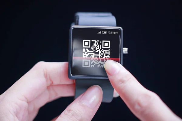 Ręka skanowania kodu Qr na smartwatch. — Zdjęcie stockowe