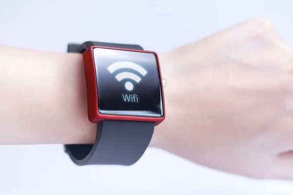 Ręka nosząca smartwatch — Zdjęcie stockowe