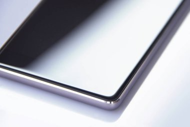 Masanın üzerinde hareket eden smartphone