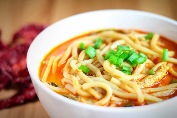 Varm och kryddig curry noodle på bordet — Stockfoto