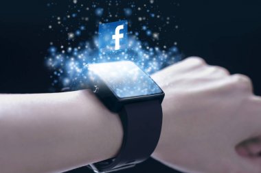 Smartwatch simgesiyle Facebook