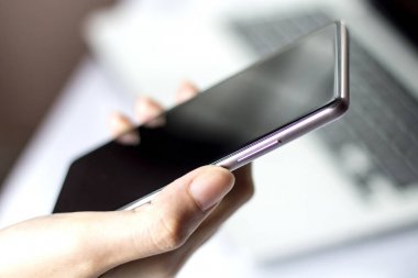 Boş ekran ile hareket eden smartphone tutan el. 