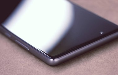 Masanın üzerinde hareket eden smartphone