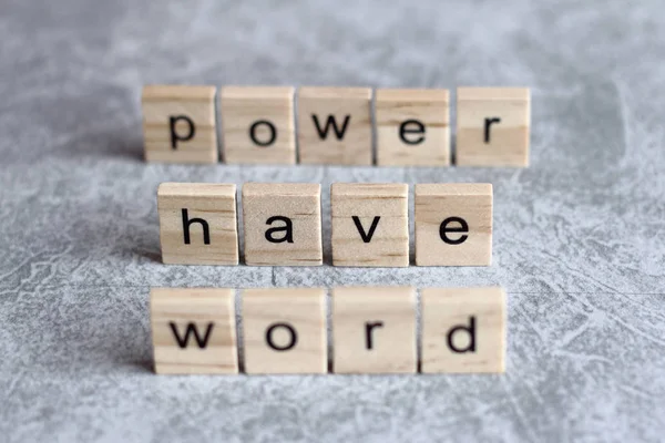 Palabra tienen palabra de poder escrita en cubo de madera — Foto de Stock