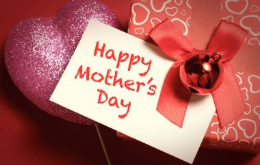 Mutlu anneler günü ve prensent kutusunun kartı