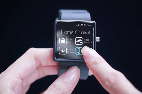 用手抚摸在 smartwatch 家居控制中的应用 — 图库照片