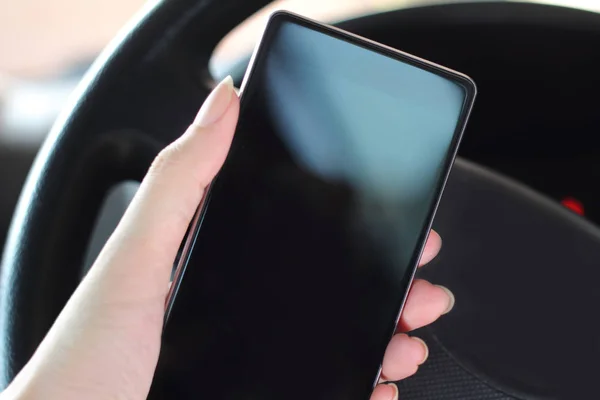 Teléfono móvil inteligente con pantalla en blanco en el coche — Foto de Stock