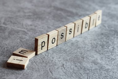 Olası sözcük ahşap küp üzerinde yazılı