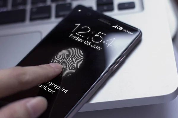 Δάχτυλο που αγγίζει το smartphone για να ξεκλειδώσετε την οθόνη. — Φωτογραφία Αρχείου