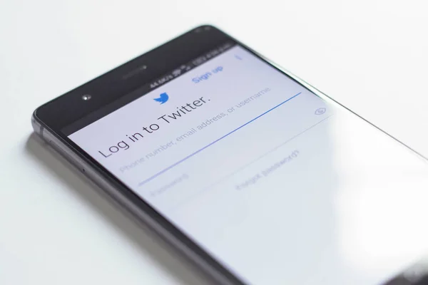Twitter iniciar sesión en el teléfono inteligente —  Fotos de Stock
