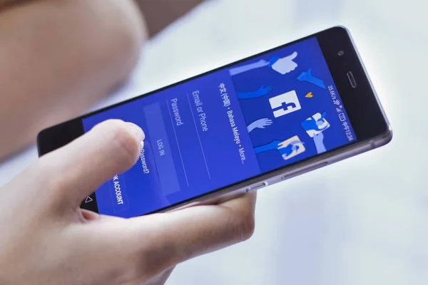 Facebook войдите в систему на смартфоне — стоковое фото