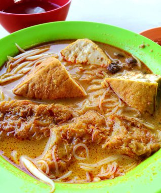 Kabın içinde lezzetli bir laksa
