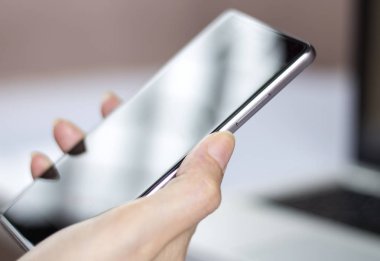 Boş ekran ile hareket eden smartphone tutan el.