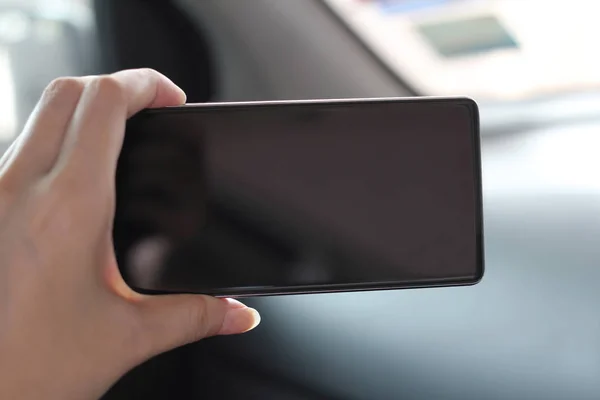 Teléfono móvil inteligente con pantalla en blanco en el coche — Foto de Stock