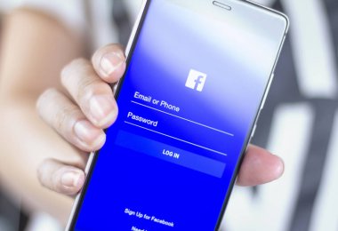 Smartphone cep telefonu ile Facebook giriş