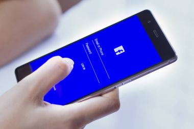 Smartphone cep telefonu ile Facebook giriş