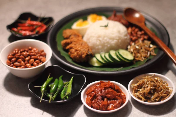 Азиатская еда наси лемак — стоковое фото