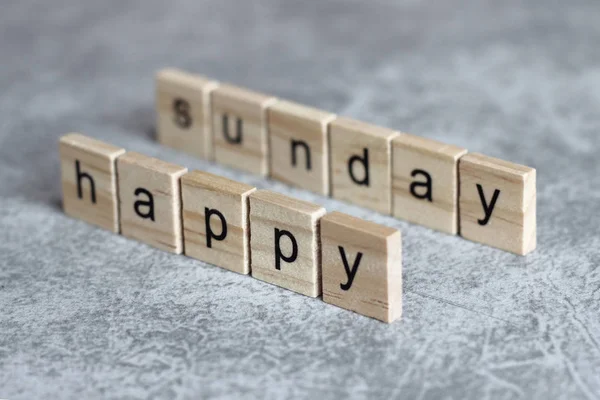 Feliz domingo palabra escrita en cubo de madera — Foto de Stock