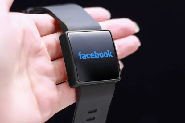 Smartwatch simgesiyle Facebook — Stok fotoğraf