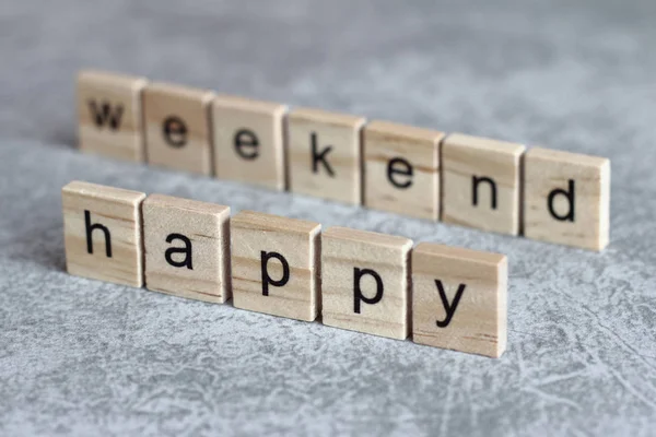 Feliz fin de semana palabra escrita en cubo de madera — Foto de Stock