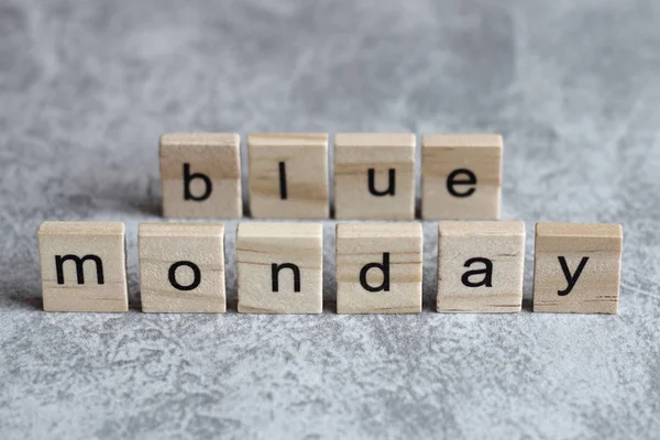 Lunes palabra azul escrita en cubo de madera — Foto de Stock