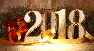 Altın 2018 ve renkli dekorasyon.