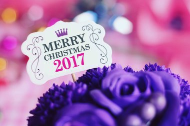 Neşeli Noel kartı ile renkli dekorasyon.